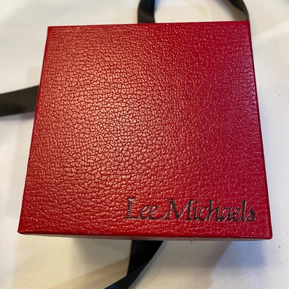 Lee Michael jewelry box.  Red great condition 3 1/2 square - Picture 4 of 7